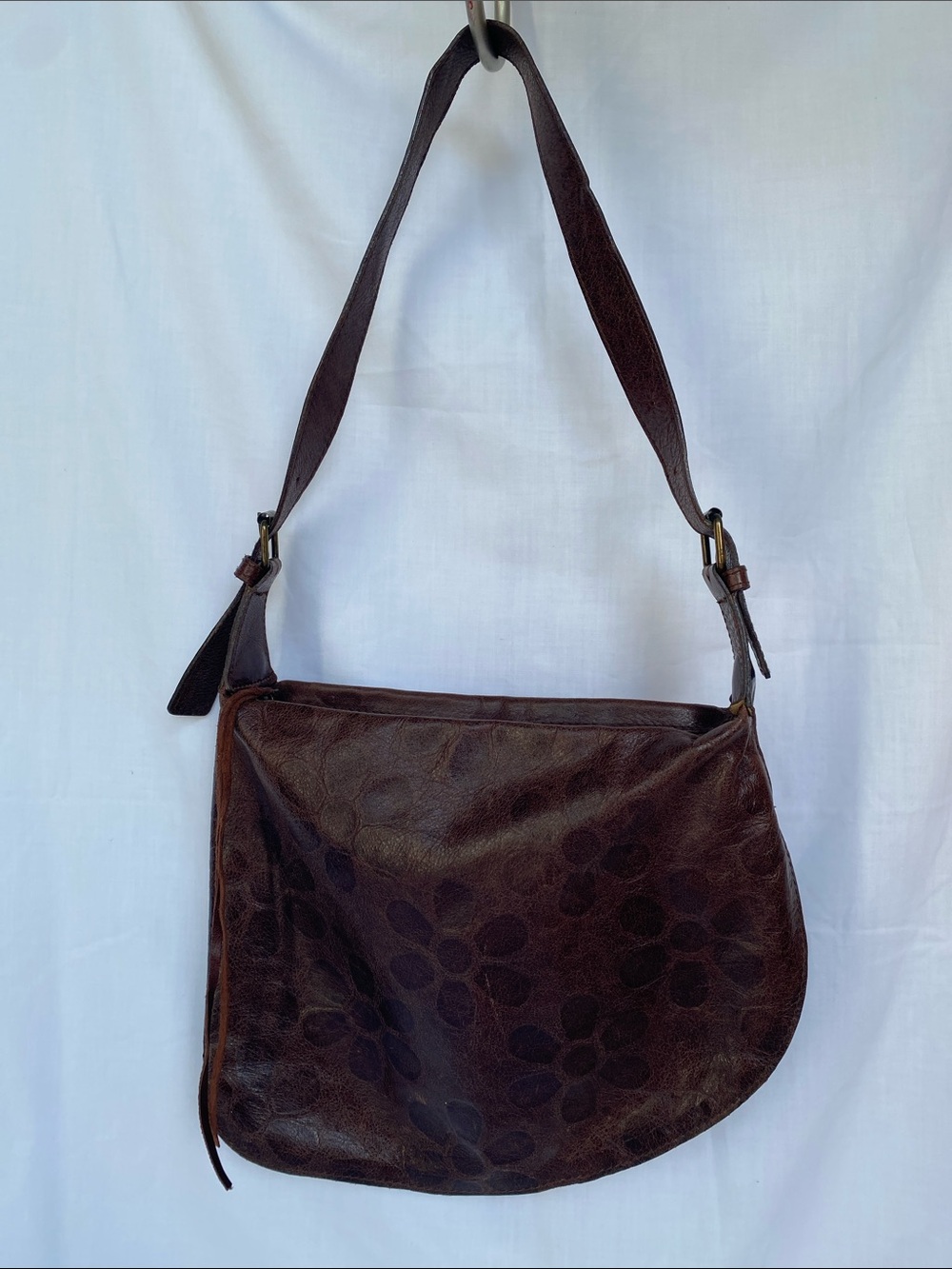 per una Dark Brown Floral-Embossed Leather Shoulder Bag